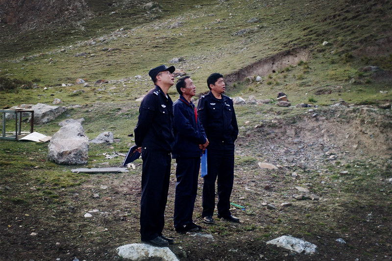 興?？h公安局治安大隊(duì)到銅鑫公司例行安全專項(xiàng)檢查